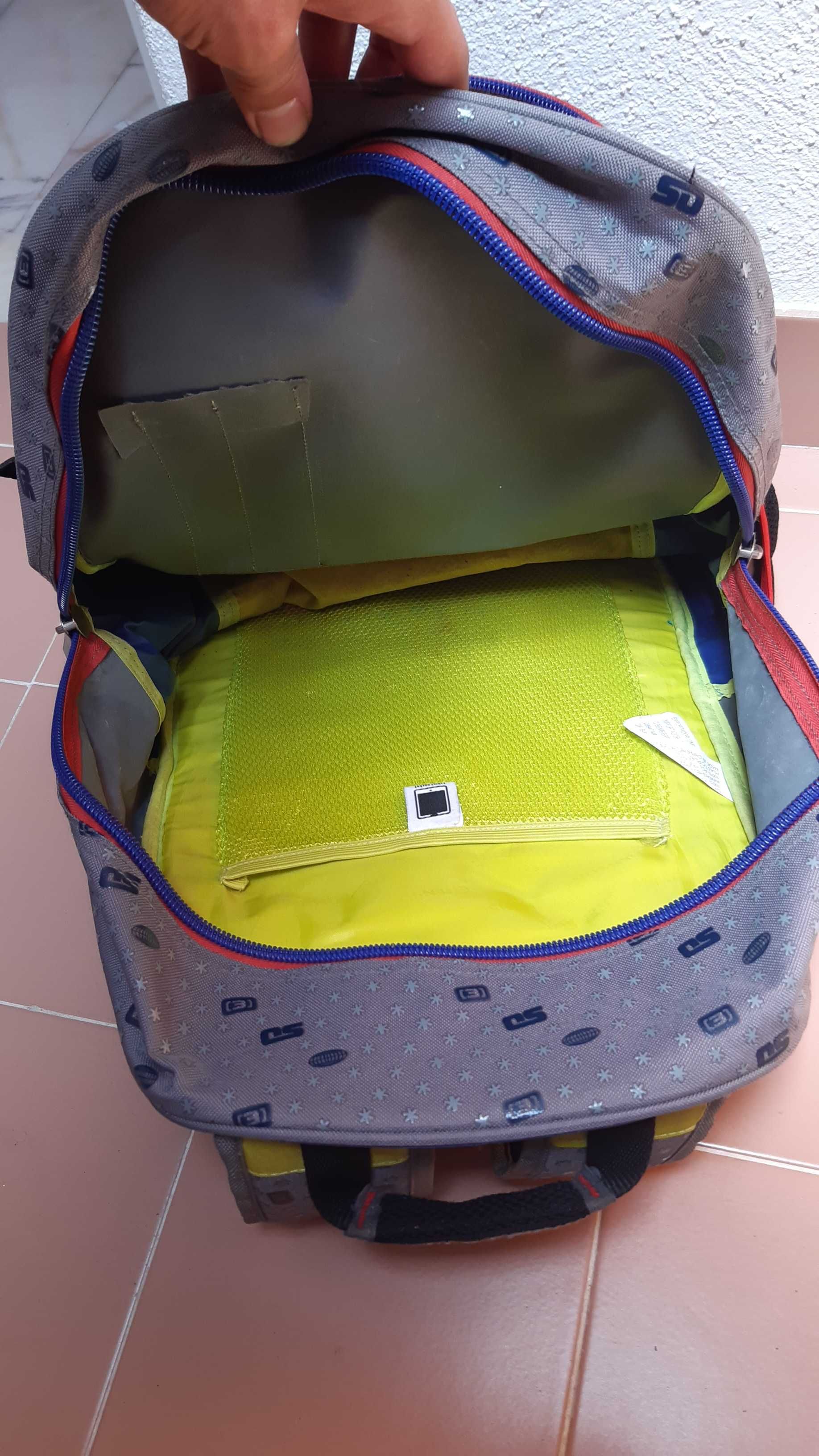 mochila escolar criança