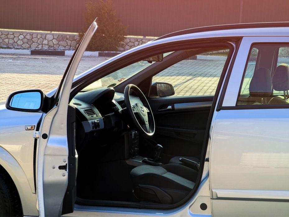 Опель астра h.