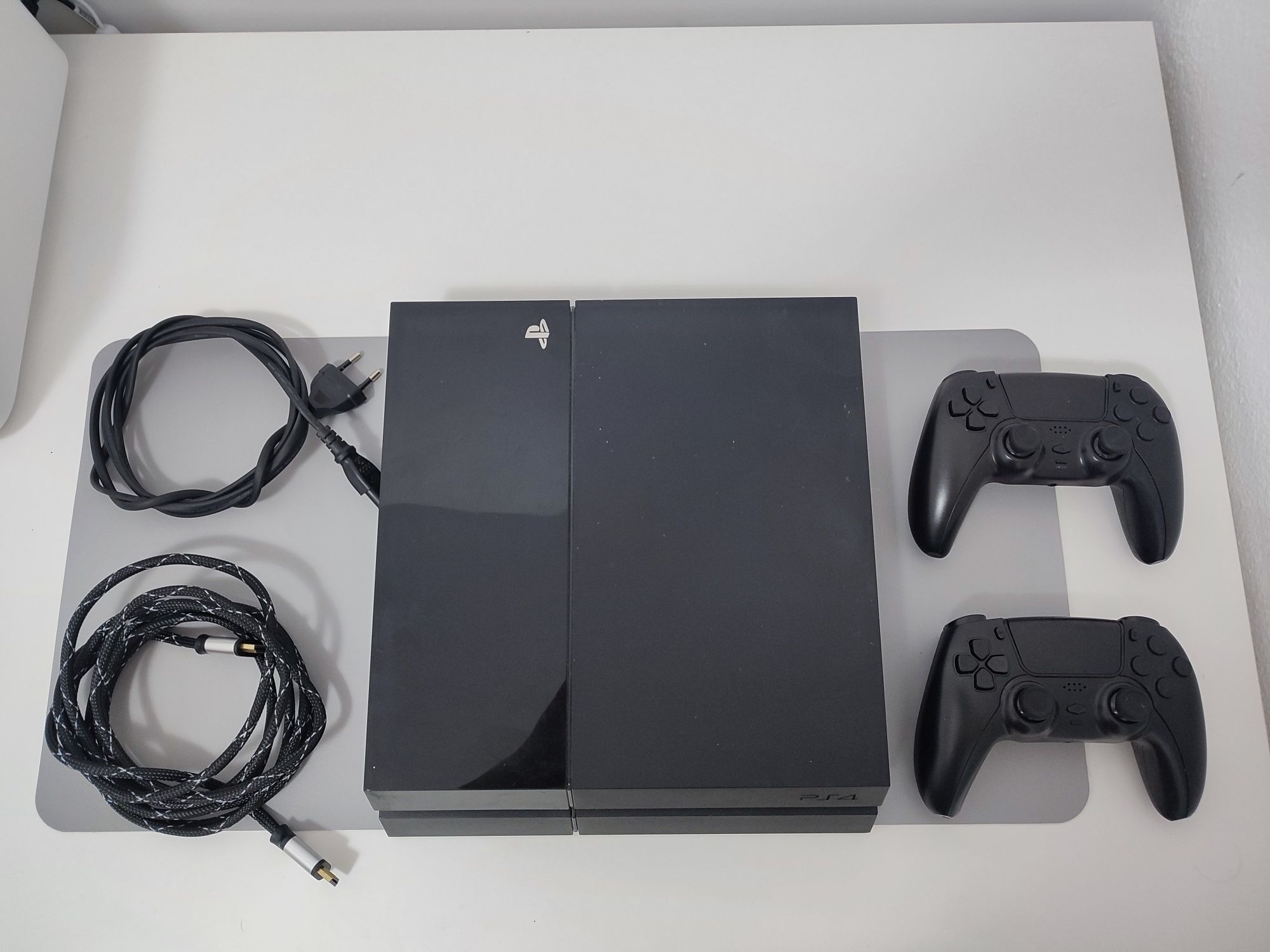 PS4 com extras (comandos,suportes,jogos)