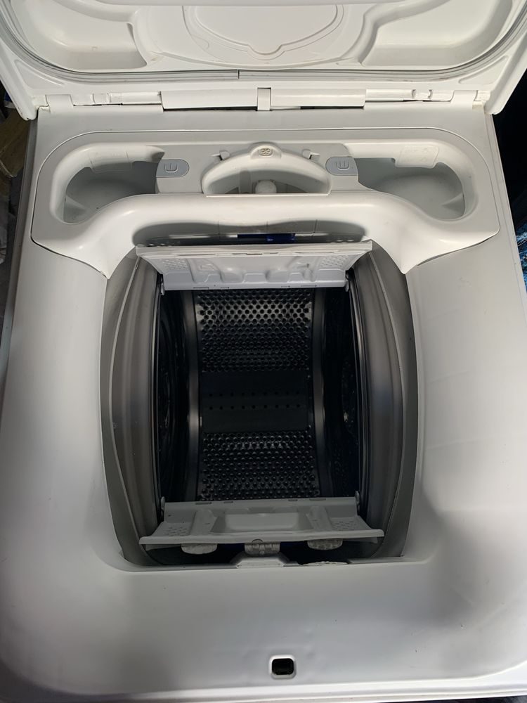 Вертикальна пральна машина Electrolux EWT11366HGW