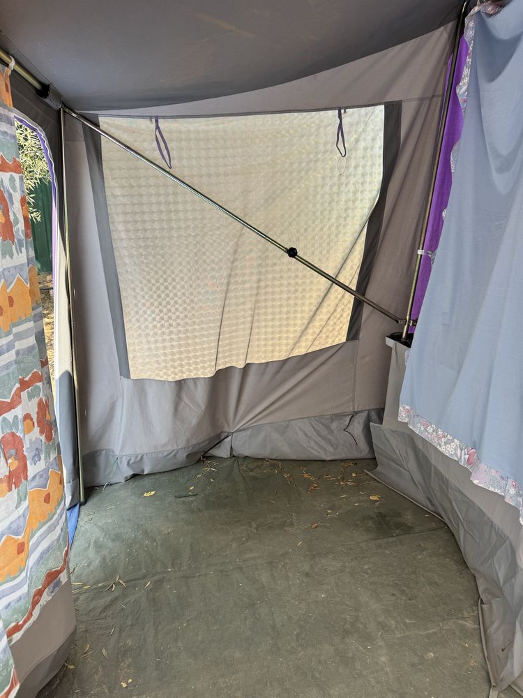 Vendo atrelado tenda com 2 quartos e avançado.