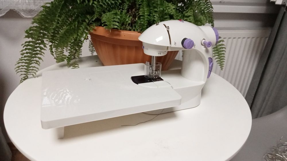 Mini maszyna do szycia FHSM-201 – jak nowa, pełen komplet