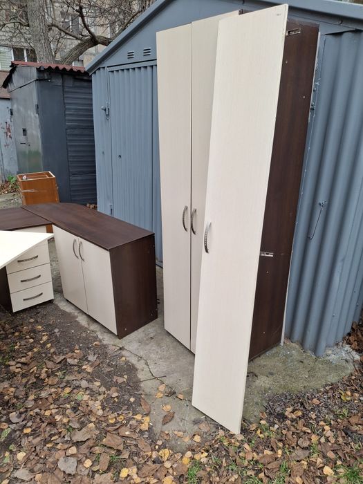 Продам два комплекти офісної меблі і угловий стіл