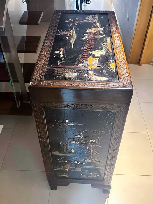 Arca chinesa c/ gavetas em madeira e madrepérola (94×46×101 cm)