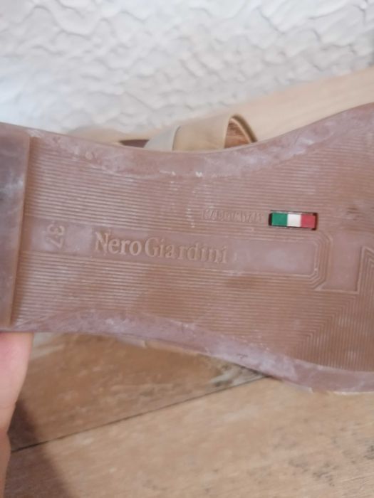 Nero Giardini фірмові сандалі\37