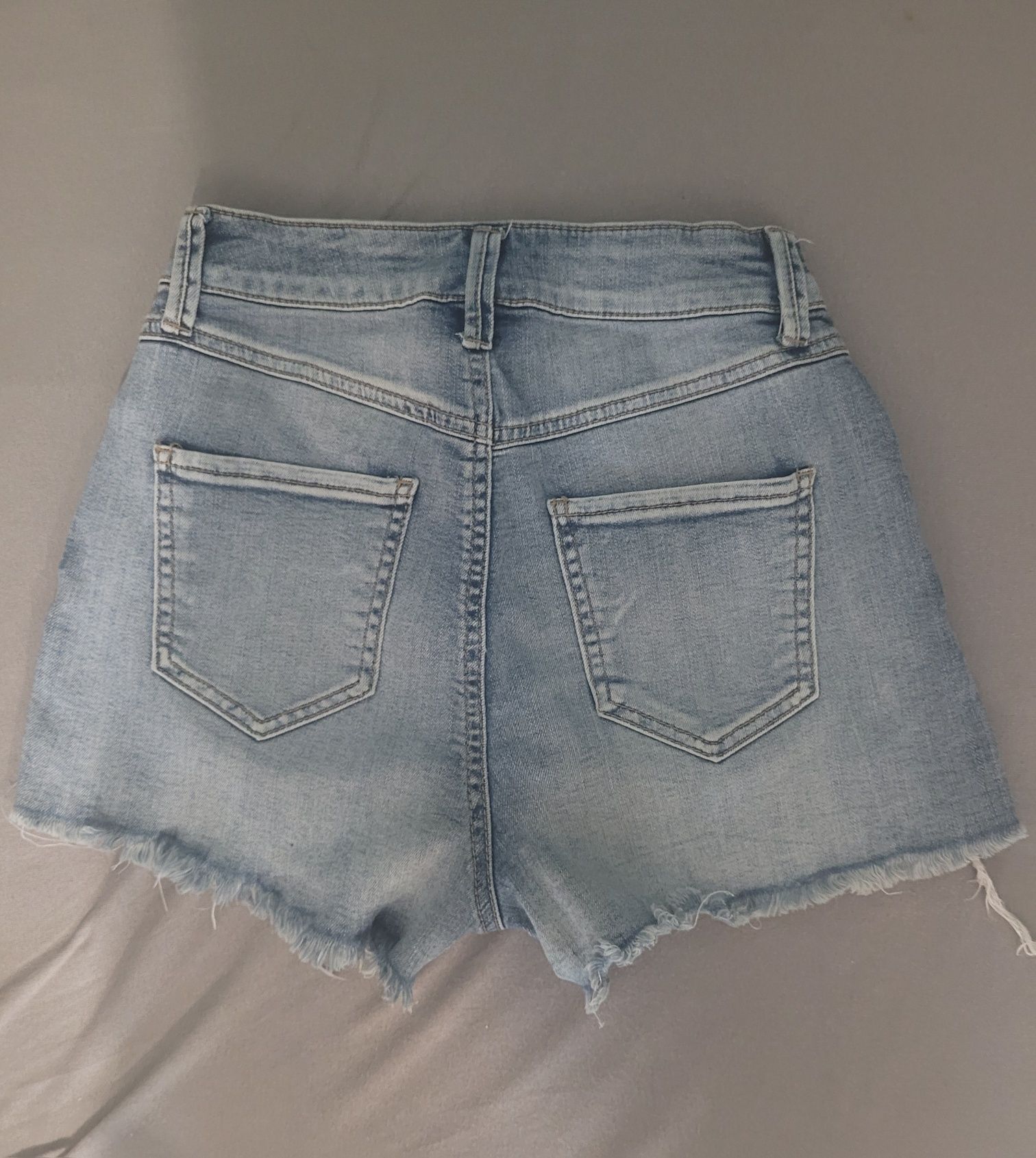 Krótkie spodenki jeansowe damskie