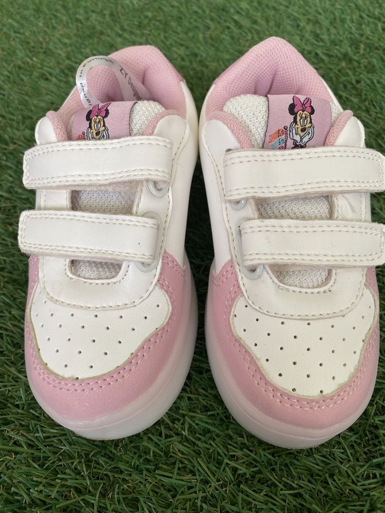 Tenis Minnie novos com luzes tamanho 23