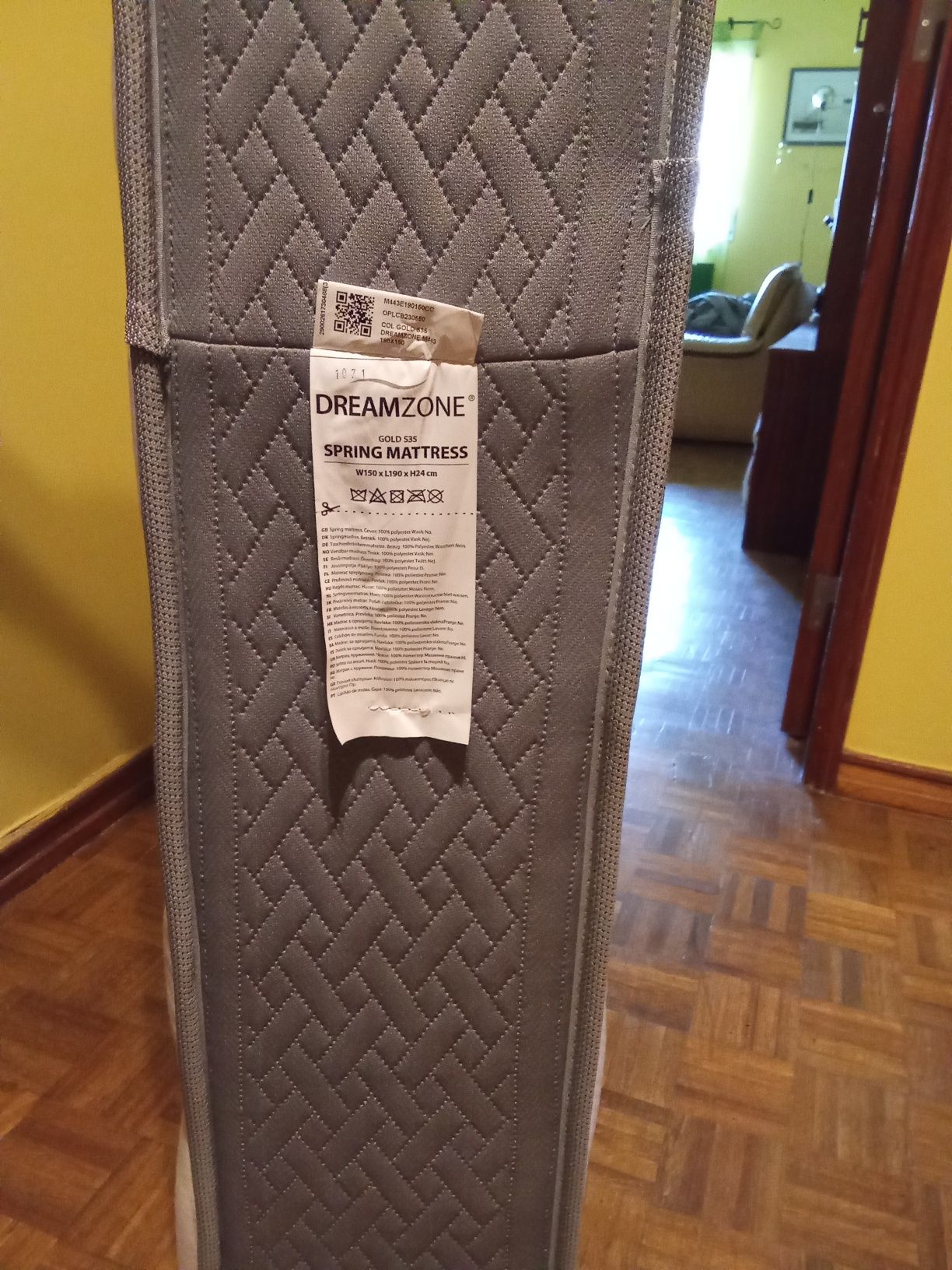 Colchão praticamente novo, 11 neses de uso, dureza média.