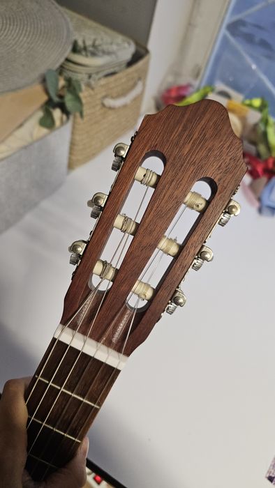 Акустична гітара з підставкою