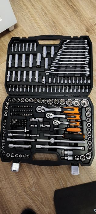 Zestaw kluczy nasadowych NEO TOOLS 10-216 (216 elementów)