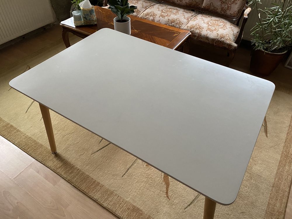 Stół biały lakierowany z drewnianymi nogami