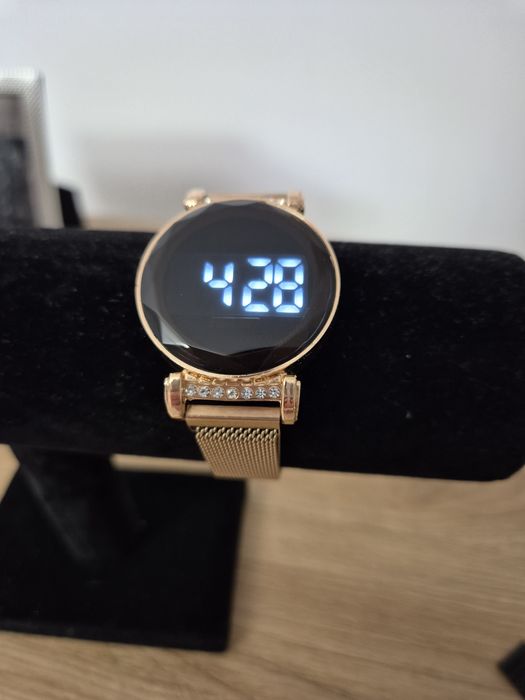 Zegarek damski cyfrowy elektroniczny na magnetycznej bransolecie rose