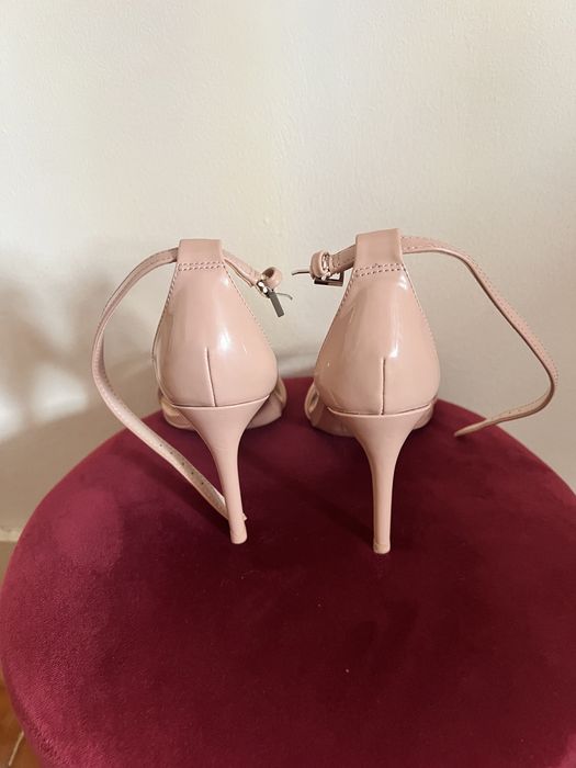 Sandalias Aldo com palmilha meia sola. N°36. Nunca usadas