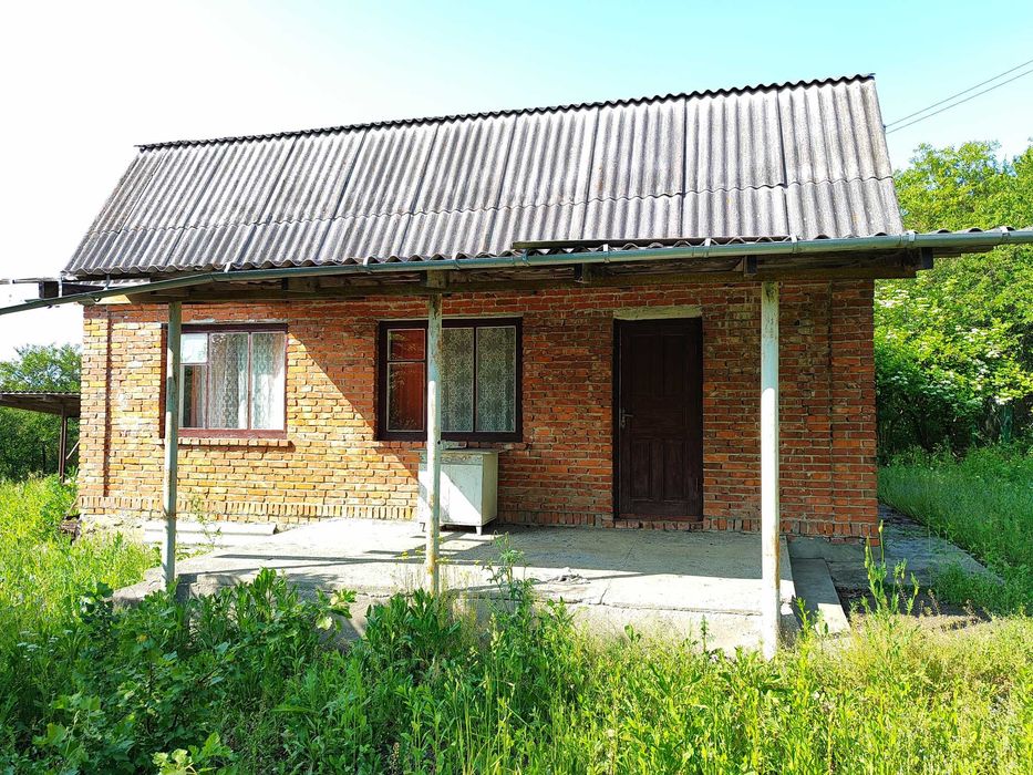 Дачний будинок з земельною ділянкою