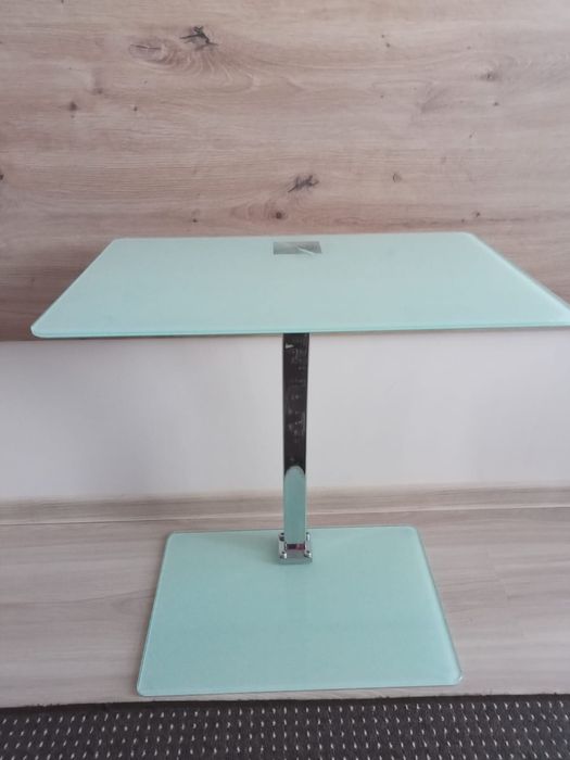 Stoliczek szklany.Kolor mleczny,noga srebrna.Szer.48 cm,gł.32cm,wys.60