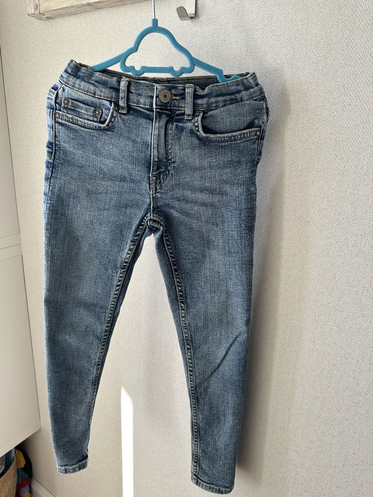 4 pary jeansów dla chłopca r. 128. H&M i Zara. Jeansy. Spodnie