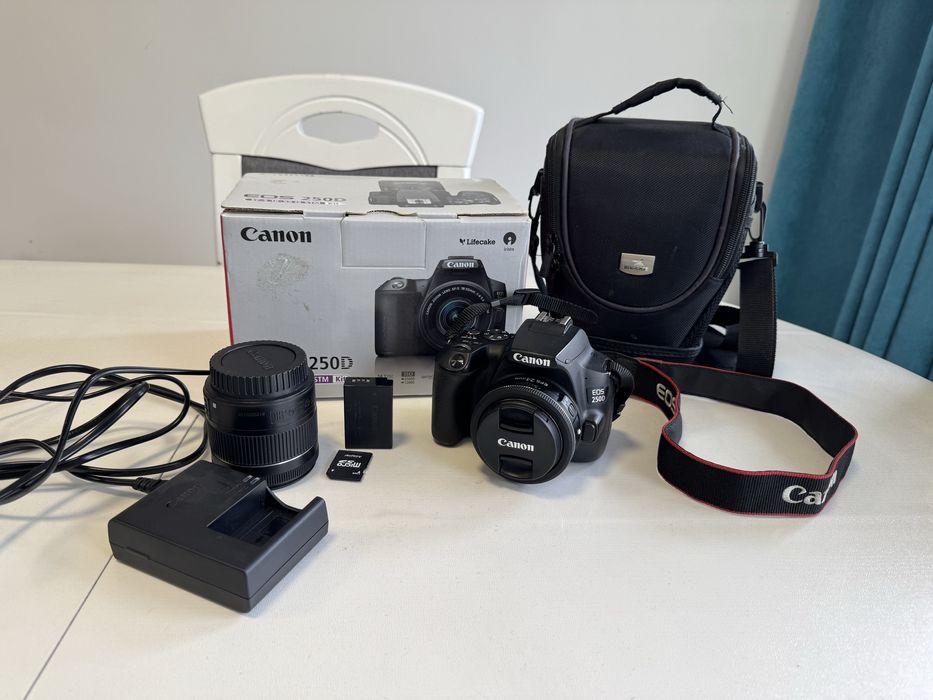Фотоапарат Canon eos 250 d +2 обьектива , 2 аккумулятора , флешка з/у