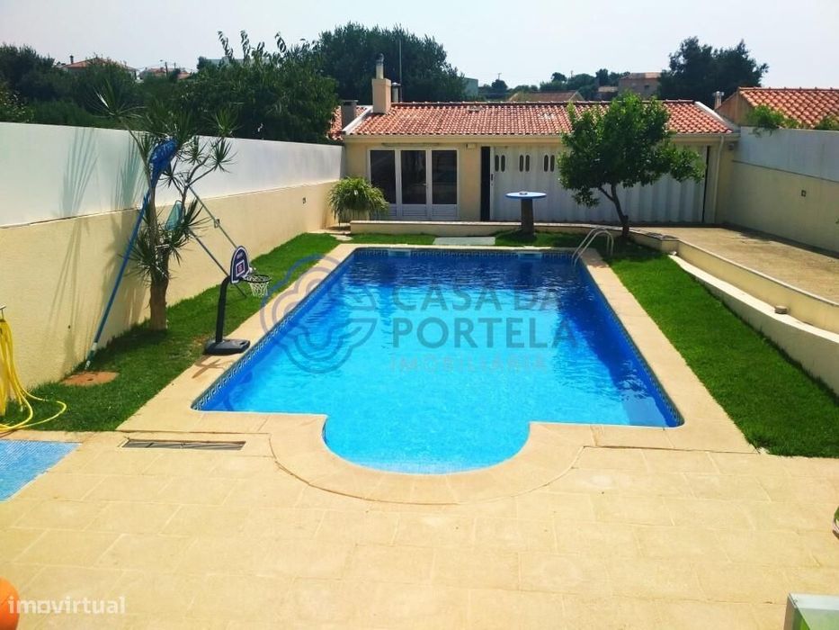 Moradia T4 localizada em Gulpilhares, c/ 3 frentes e com Piscina .