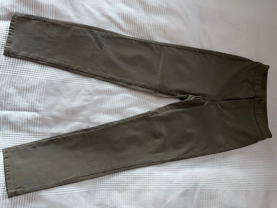 Delikatnie woskowane spodnie Massimo Dutti w kolorze szarej oliwki