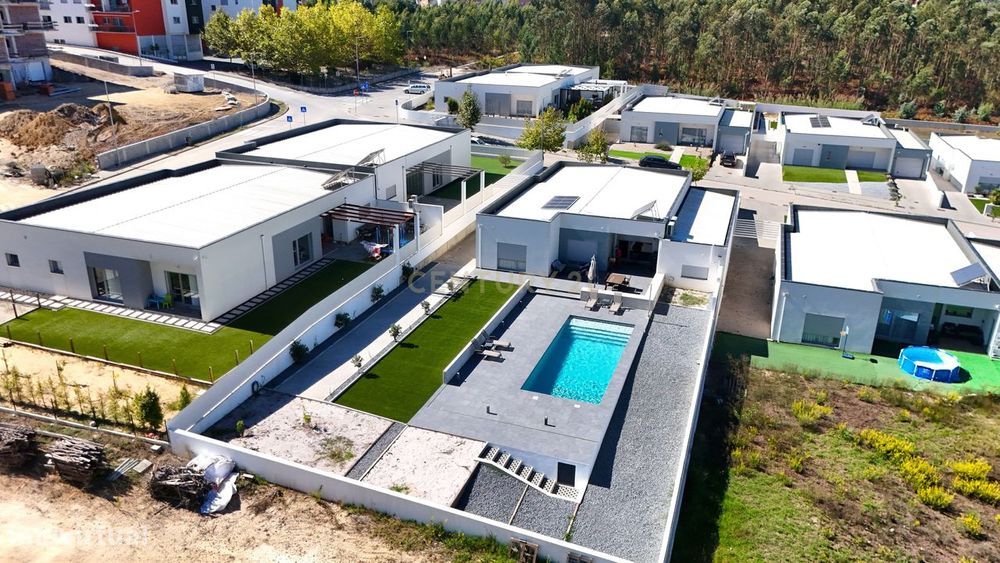 Moradia  de luxo, térrea, no Aldeamento OmegaVillas em Leiria,