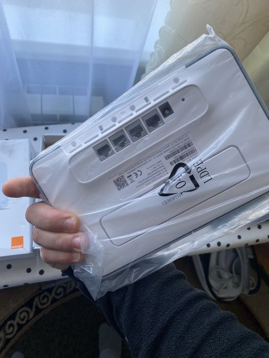 Модем/wifi роутер huawei 4g. Роздає інтернет за допомогою sim-картки
