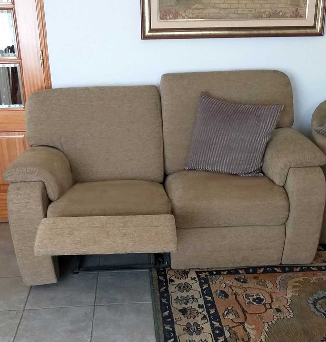 Sofá extensível de dois lugares e 3 almofadas em veludo do Gato Preto