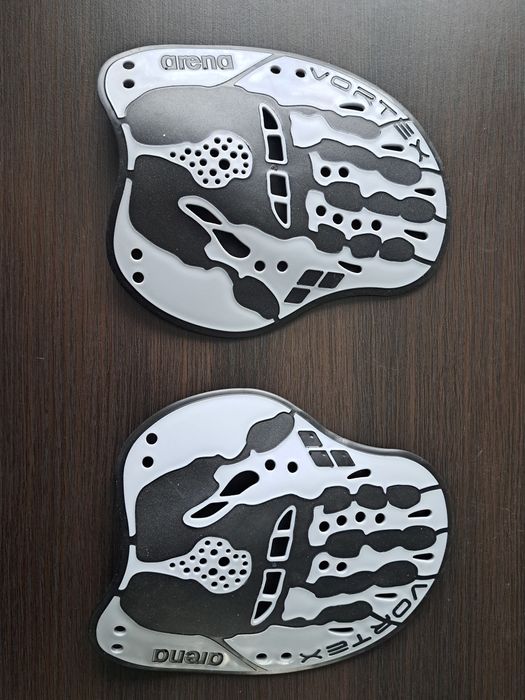 Wiosełka pływackie na dłonie treningowe do pływania Arena Vortex r. M