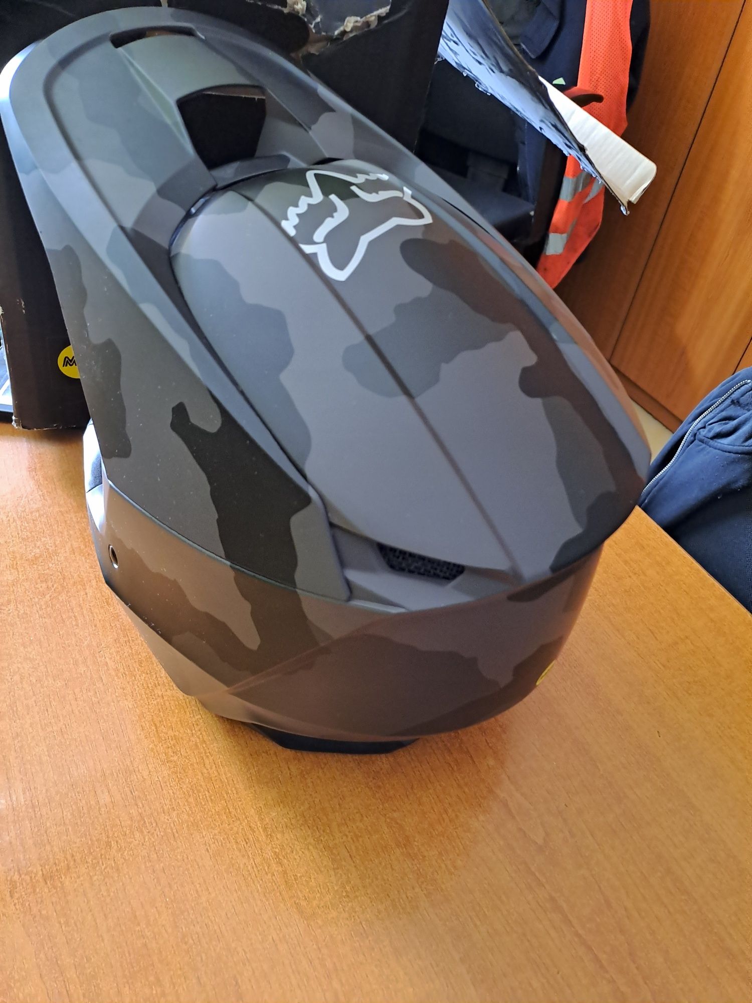 Kask dla dziecka profesjonalny zawodniczy Fox V1 Trev Black Camo