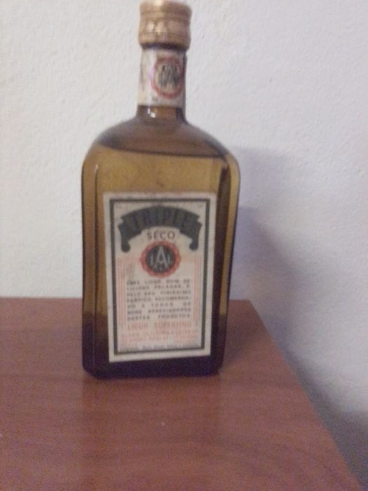 Garrafas de bebidas meio século, triple seco,aveleda