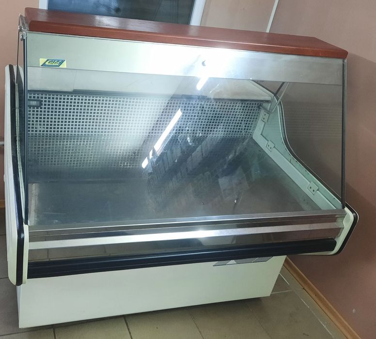 Продам холодильную витрину