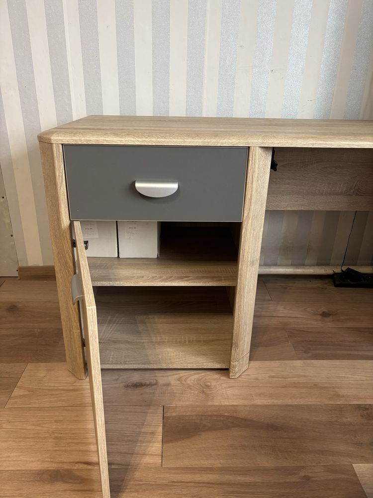 Meble: biurko i regał