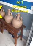 Vasilhas de barro com suporte cantareira