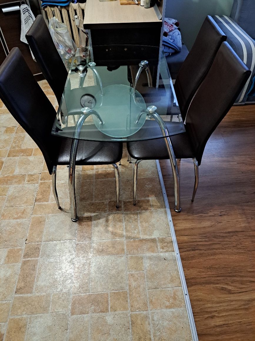Szklany stół i krzesła