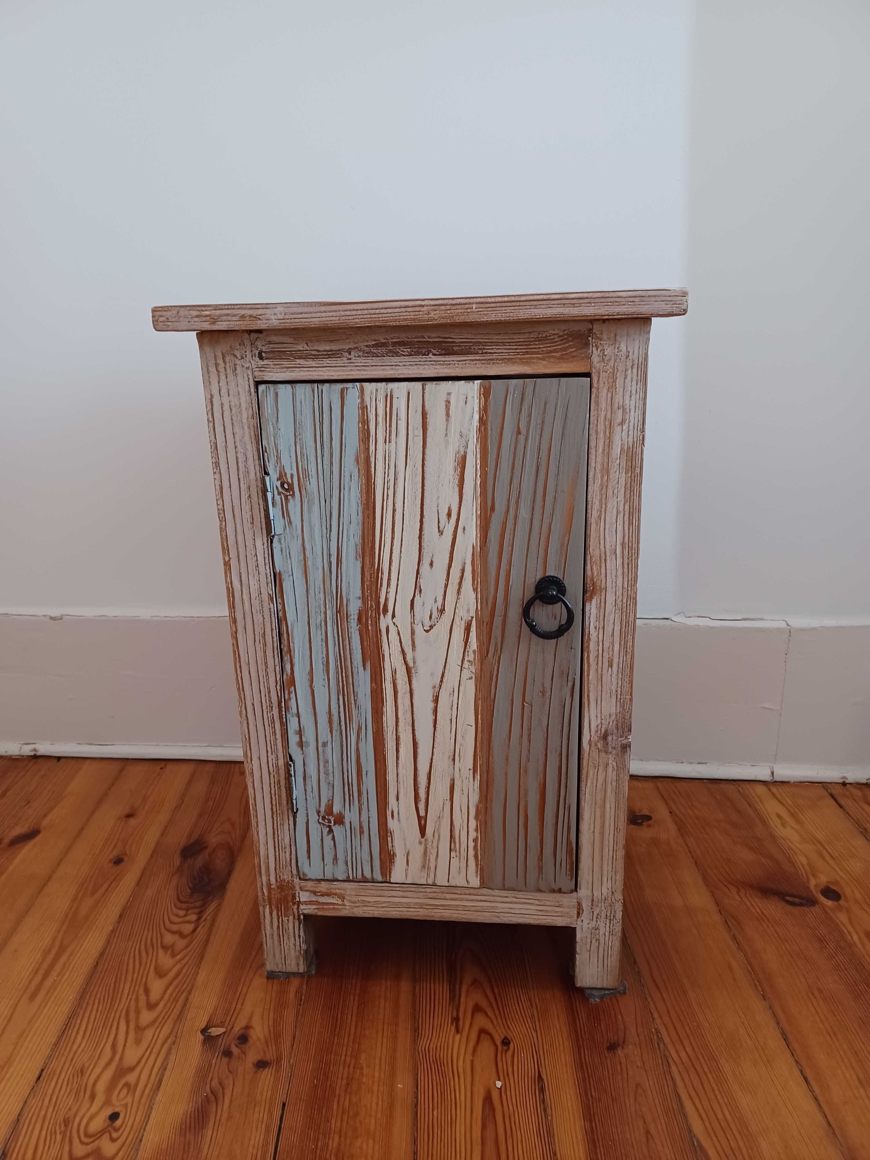 Mesa de cabeceira