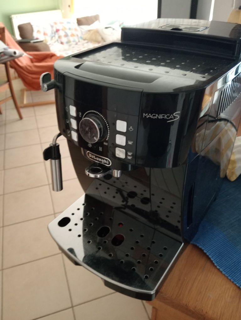 Máquina Café Delonghi Magnífica S