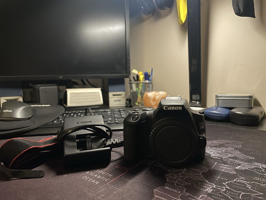 Sprzedam lustrzankę Canon EOS 250D!!!