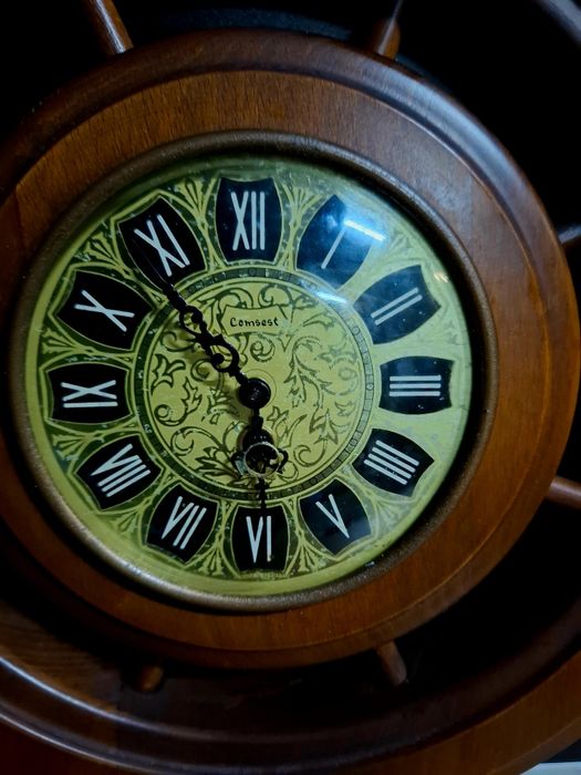 Roda de leme com relogio mecanico