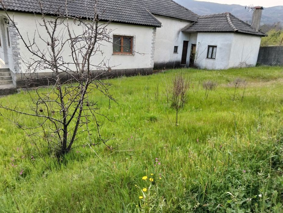 Moradia localizada em sítio calmo