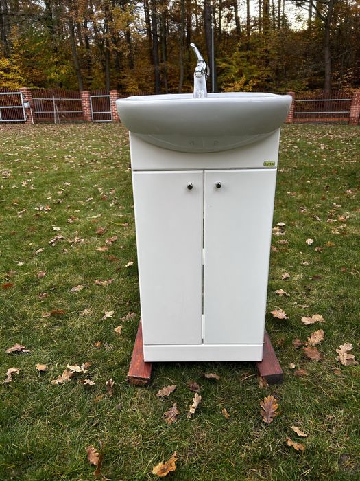 Umywalla z szafka i bateria