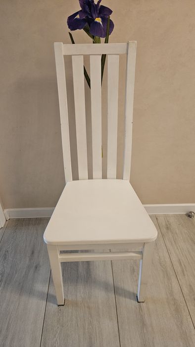 4 деревянных кухонных белых стула