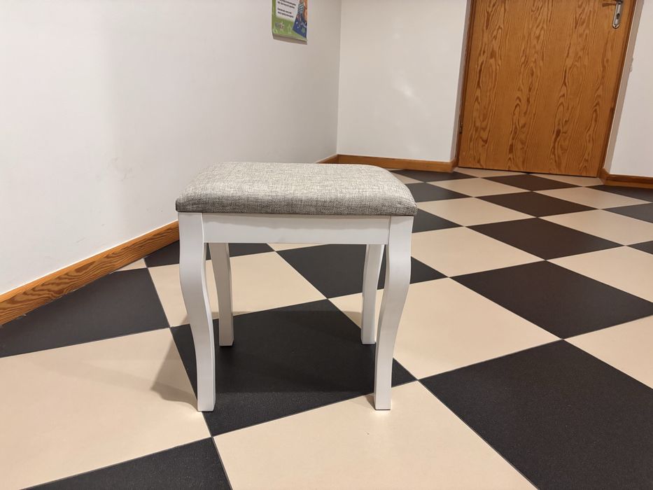 Male krzeselko dla dziecka lub dorosłego