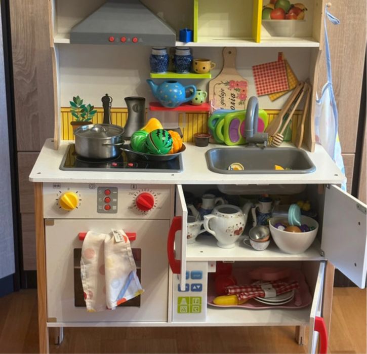 Duża kuchnia drewniana wraz z wyposażeniem dla dziewczynki do zabawy