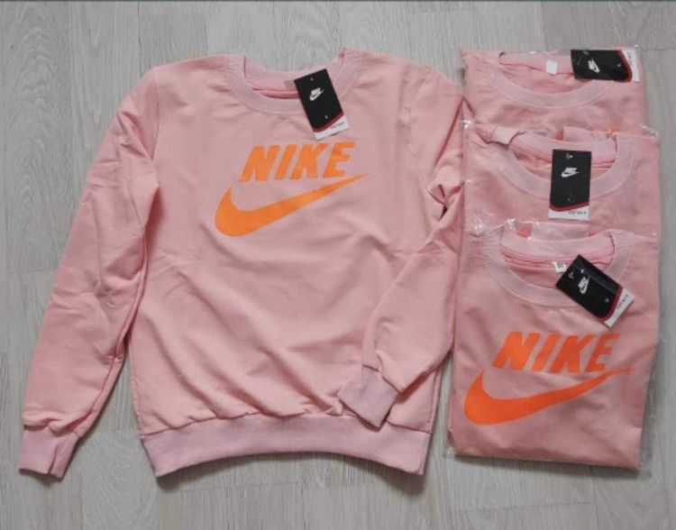 Bluzy damskie Nike S M