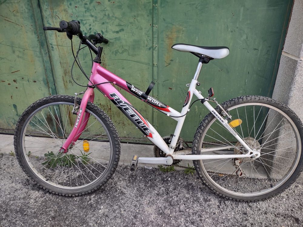 Bicicleta rosa com mudanças