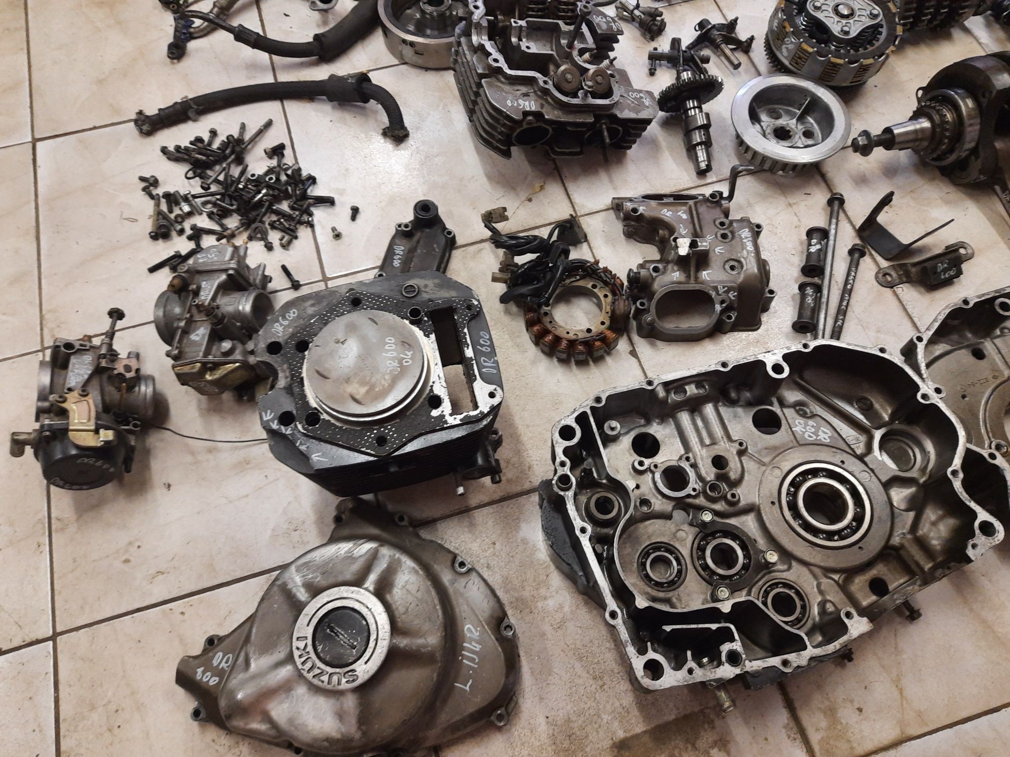 Suzuki DR 600 silnik części wał głowica cylinder skrzynia kapa magneto