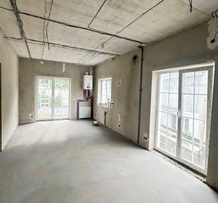 = Продам квартиру з власною ділянкою в центрі