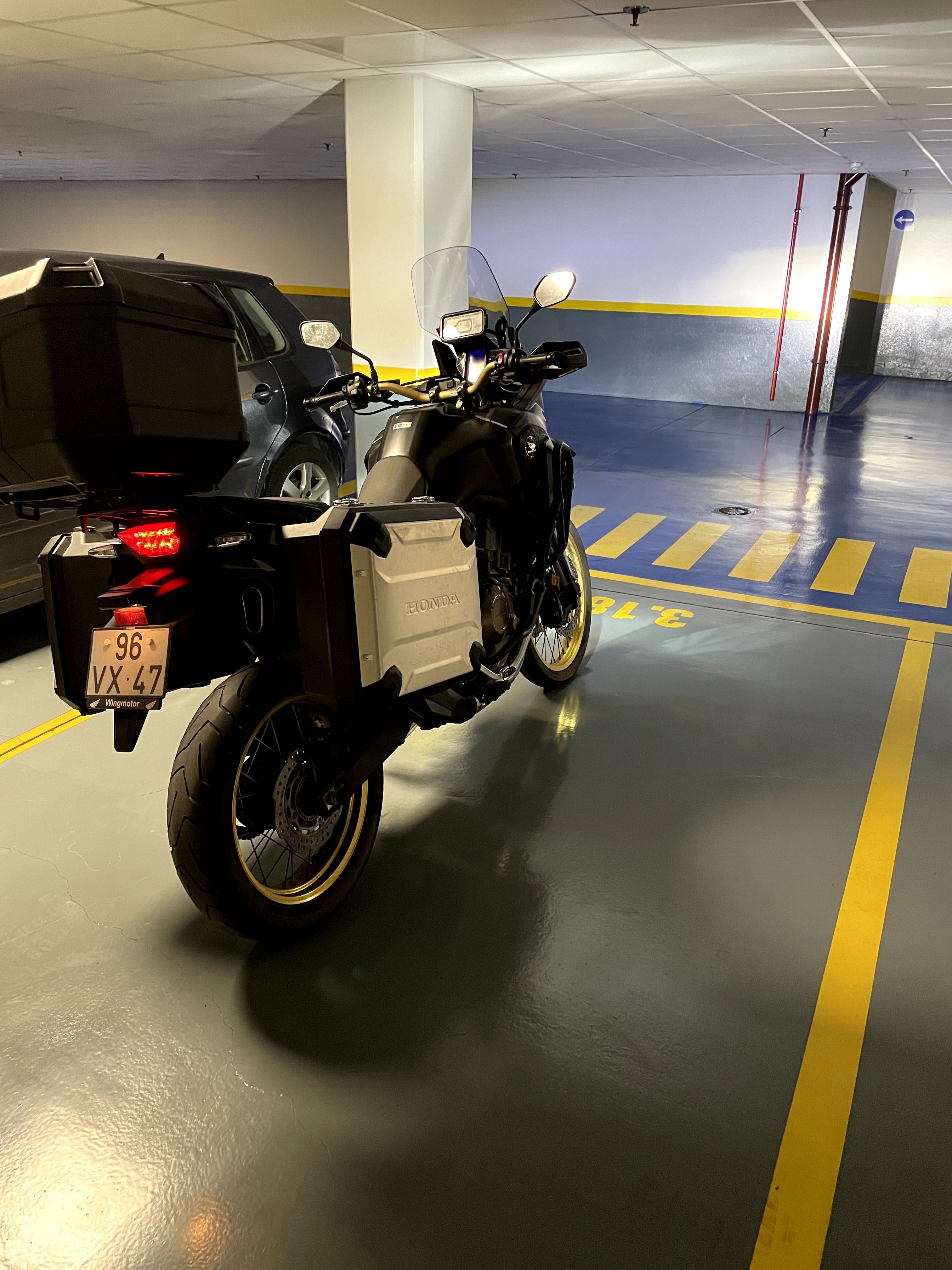 Vendo AFRICA TWIN CRF1000 FULL Extras e Muito Estimada