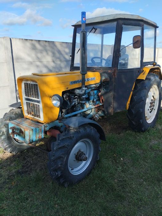 Ciągnik C330 z przednim napędem i silnikiem 3P PERKINS