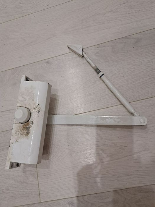 Дверний дотягувач, доводчик