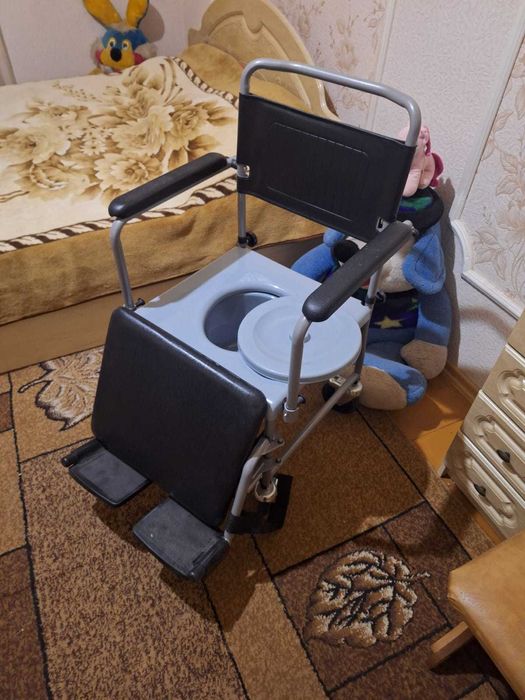 Стілець туалет на колесах